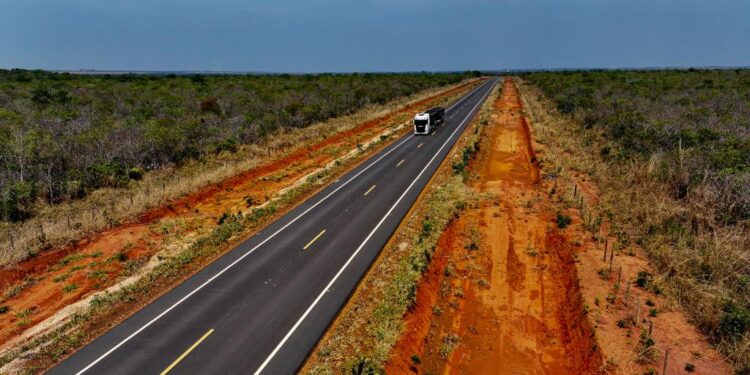 Governador com 82% de aprovação autoriza quase R$ 70 milhões em investimentos para asfaltar 66 km de vias do estado