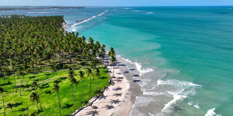 Destino pouco badalado do Nordeste encanta turistas e ganha fama de Caribe Brasileiro