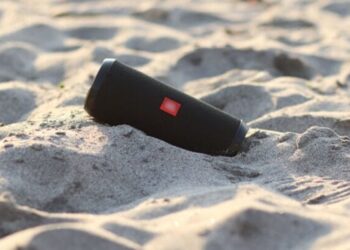 Ilha paradisíaca surpreende turistas com multa de R$ 500 para quem usar caixas de som nas praias