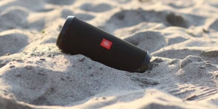 Ilha paradisíaca surpreende turistas com multa de R$ 500 para quem usar caixas de som nas praias