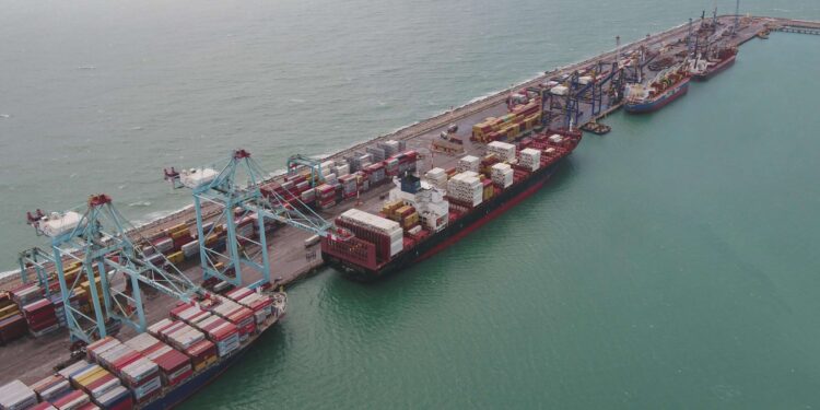 China envia carregamento com quase 40.000 toneladas de trilhos para concluir a ferrovia mais aguardada do Brasil