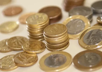 Poucas pessoas realmente sabem de onde veio o hábito de jogar moedas em fontes