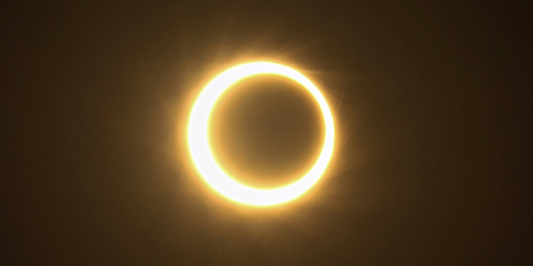 Eclipse no dia 17 de fevereiro com anéis de fogo no céu deixa brasileiros tristes já que não será visto do país