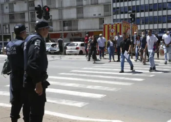 Código de Trânsito determina multa para pedestre que atravessar fora da faixa