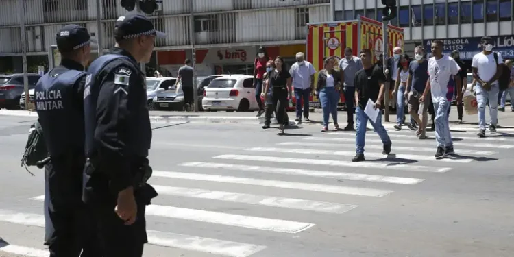 Código de Trânsito determina multa para pedestre que atravessar fora da faixa