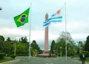 Alunos do ensino superior devem deixar seus celulares em uma caixa durante o período de aula no Uruguai