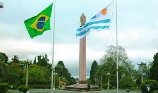 Alunos do ensino superior devem deixar seus celulares em uma caixa durante o período de aula no Uruguai