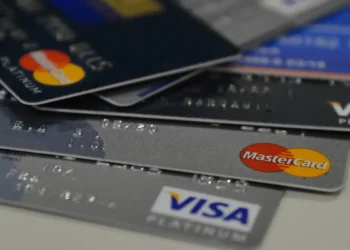 Governo vai começar a bloquear cartões de crédito quando o titular possuir dívidas em país europeu
