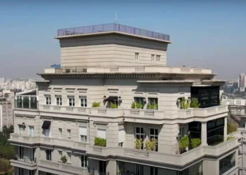 Fora dos holofotes, apresentador famoso vendeu mansão de R$ 120 milhões com 1.413 m² e 20 vagas de garagem