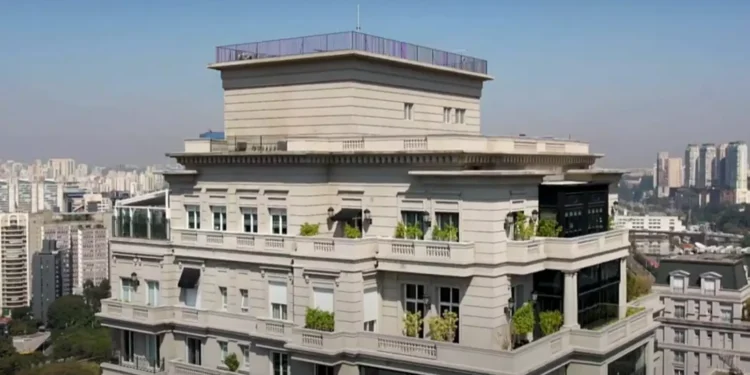 Fora dos holofotes, apresentador famoso vendeu mansão de R$ 120 milhões com 1.413 m² e 20 vagas de garagem