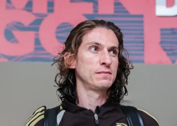 Clube que bate de frente com o Flamengo nas finanças anuncia faturamento recorde de R$ 1,7 bilhão