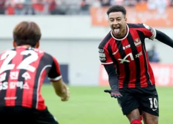 Enquanto Memphis ganha R$ 6 milhões por mês, salário de Lingard no Corinthians será muito menor