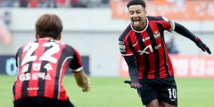Enquanto Memphis ganha R$ 6 milhões por mês, salário de Lingard no Corinthians será muito menor