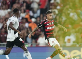 Jogador que custa R$ 1 milhão por mês ao Flamengo pode ir de graça para o Vasco
