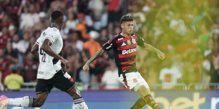Jogador que custa R$ 1 milhão por mês ao Flamengo pode ir de graça para o Vasco