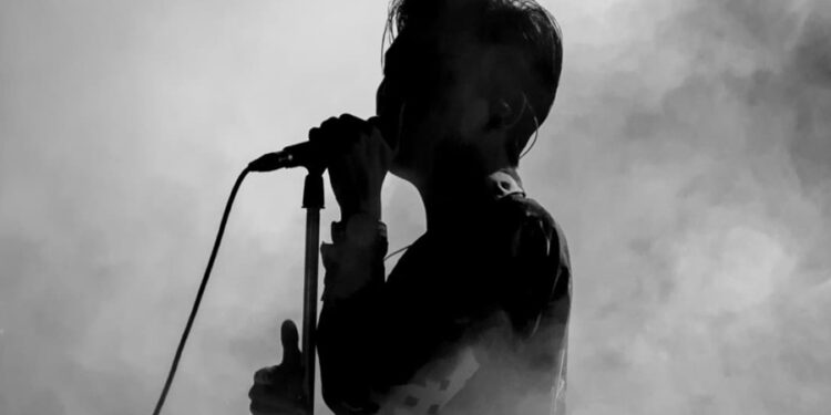 Cantor amado por adolescentes na última década mora em mansão isolada de R$ 130 milhões