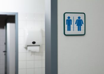 Manter banheiro unissex em 2026 vai render multa de R$ 10 mil para o responsável