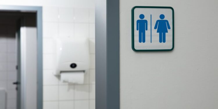 Manter banheiro unissex em 2026 vai render multa de R$ 10 mil para o responsável