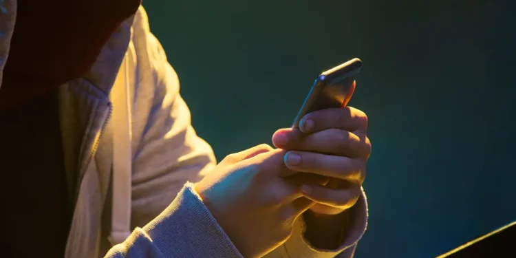 Alerta geral para brasileiros que já se tornaram avós sobre o golpe do neto desesperado