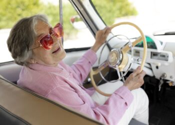 Idosos acima de 65 anos devem passar em 3 testes para não perderem a Carteira de Motorista neste país