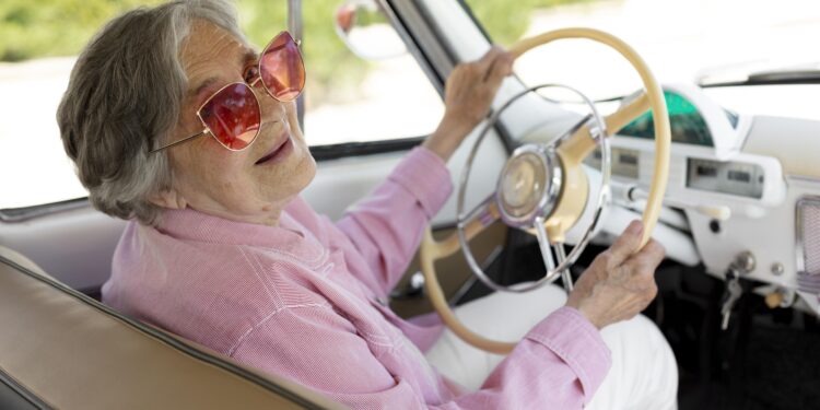 Idosos acima de 65 anos devem passar em 3 testes para não perderem a Carteira de Motorista neste país