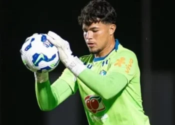 Bruninho, filho do goleiro Bruno, assina contrato profissional com gigante brasileiro