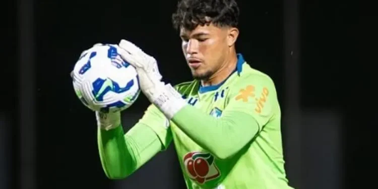 Bruninho, filho do goleiro Bruno, assina contrato profissional com gigante brasileiro