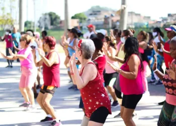 Melhor exercício para idosos manterem a força e mobilidade não envolve natação e nem bicicleta