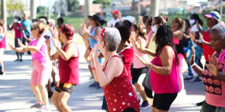 Melhor exercício para idosos manterem a força e mobilidade não envolve natação e nem bicicleta