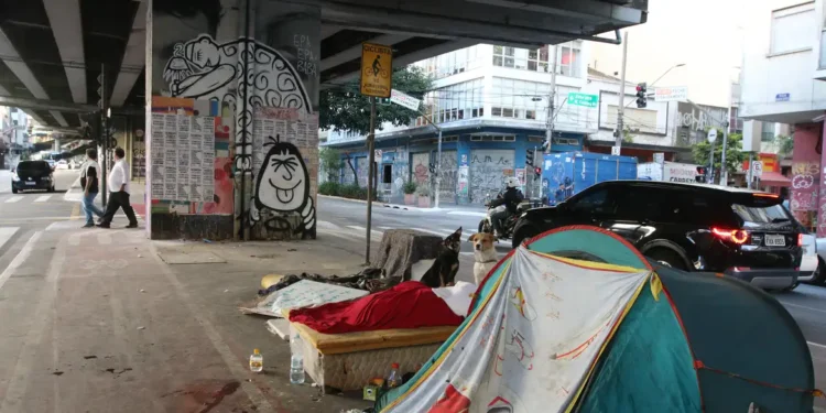 Cidade que coloca moradores de rua para trabalhar não gosta de bagunça e demoliu 80 casas abandonadas nos últimos 5 anos