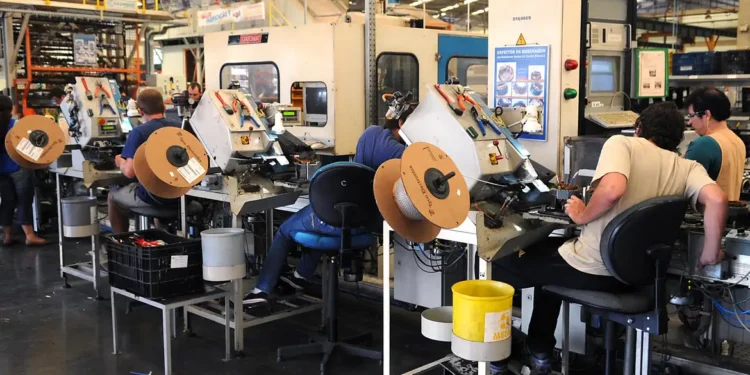 Trabalhadores poderão descansar 3 dias seguidos com a jornada de trabalho sendo reduzida neste país