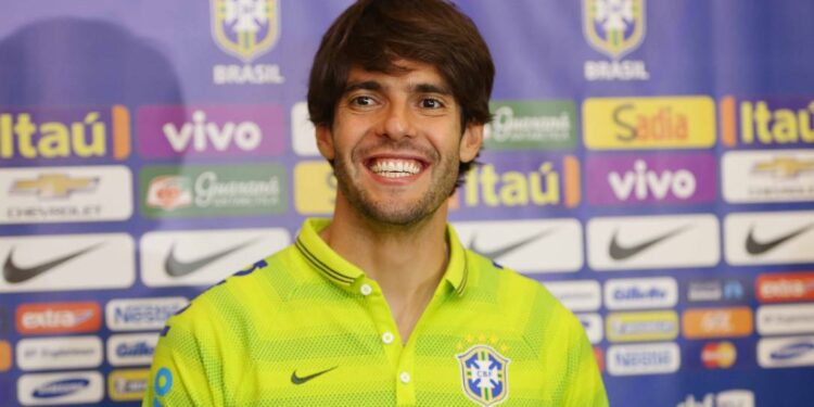 Nova profissão de Kaká surpreende muita gente e ainda atrai multidões