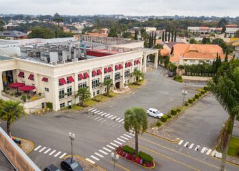 Restaurante brasileiro é reconhecido pelo livro dos recordes como maior da América Latina e pode receber mais de 4.600 pessoas