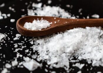 Para que serve e por que especialistas recomendam colocar sal grosso na máquina de lavar