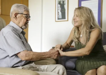 Cuidadores de idosos vão receber auxílio de R$ 810,50 por mês em 2026