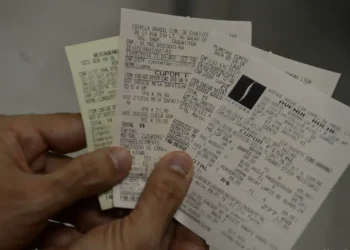 Brasileiros que informam o CPF na nota concorrem a prêmios de até R$ 1 milhão neste estado