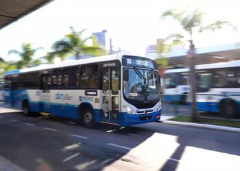 Pagamento em dinheiro deixa de ser aceito nos ônibus após nova medida adotada em cidade com mais de 587 mil habitantes