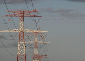 Poucos sabem a verdadeira função das bolas nas linhas de transmissão de alta tensão