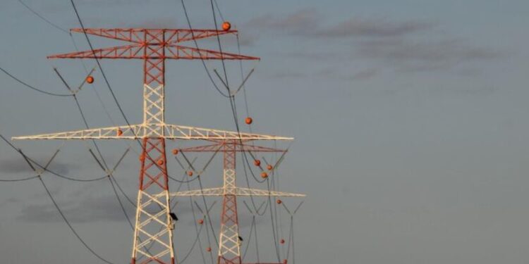 Poucos sabem a verdadeira função das bolas nas linhas de transmissão de alta tensão