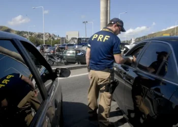 Motorista pego disputando racha em local clandestino perde a CNH e pode ir preso