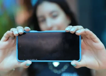 Menores de 16 anos serão proibidos de terem acesso a todas as redes sociais na Espanha