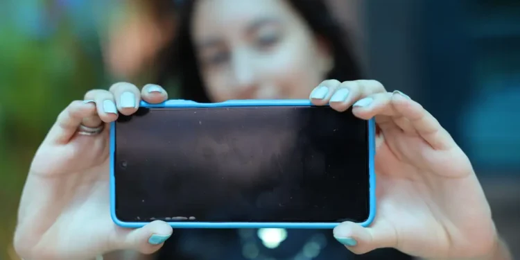 Menores de 16 anos serão proibidos de terem acesso a todas as redes sociais na Espanha