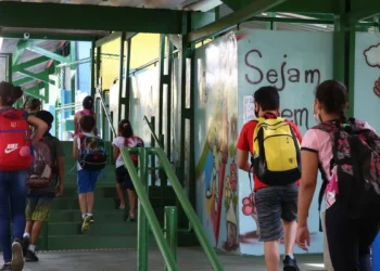 Maior rede de escolas do Brasil tem cerca de 5,3 mil unidades e 234.000 servidores, pertencendo a um estado