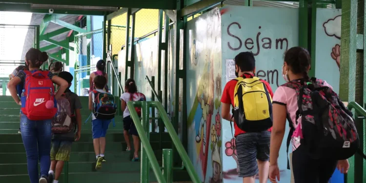 Maior rede de escolas do Brasil tem cerca de 5,3 mil unidades e 234.000 servidores, pertencendo a um estado