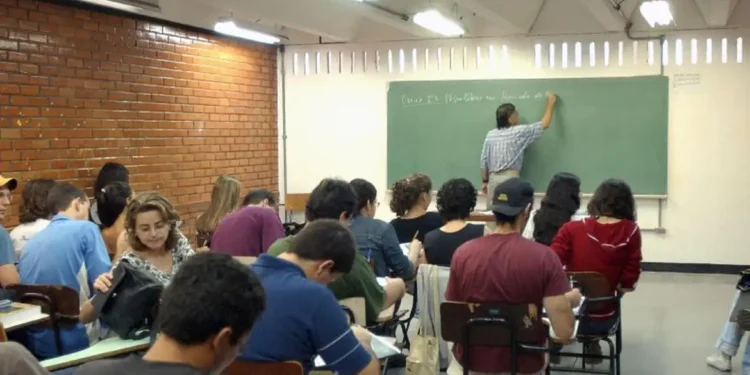 Mudança na contabilização das faltas de alunos e professores será realizada para melhorar a frequência nas escolas e faculdades do Uruguai