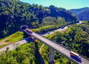 Serra na BR-116 desafia motoristas sendo uma das mais perigosas do Brasil com curvas fechadas e alto risco de acidentes