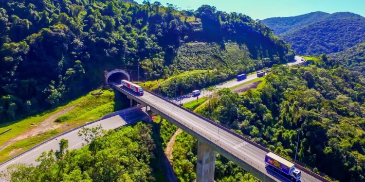Serra na BR-116 desafia motoristas sendo uma das mais perigosas do Brasil com curvas fechadas e alto risco de acidentes