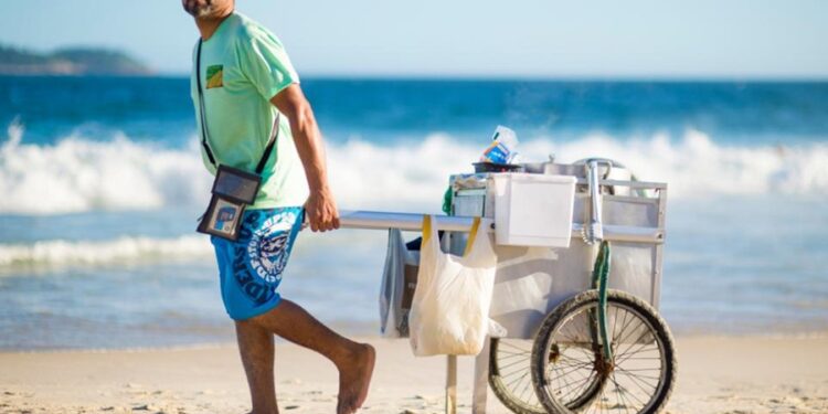 Homem decidiu seguir nova profissão e hoje fatura até R$ 150 mil por mês trabalhando na praia