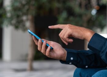 Novo celular com bateria que dura 3 dias promete ficar intacto mesmo molhando ou caindo
