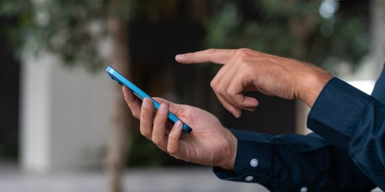 Novo celular com bateria que dura 3 dias promete ficar intacto mesmo molhando ou caindo